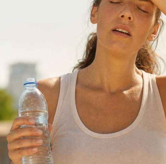 Come riconoscere e prevenire colpo di calore e disidratazione. Consigli utili e prodotti disponibili in farmacia.