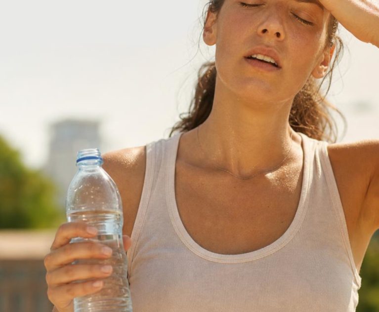Come riconoscere e prevenire colpo di calore e disidratazione. Consigli utili e prodotti disponibili in farmacia.