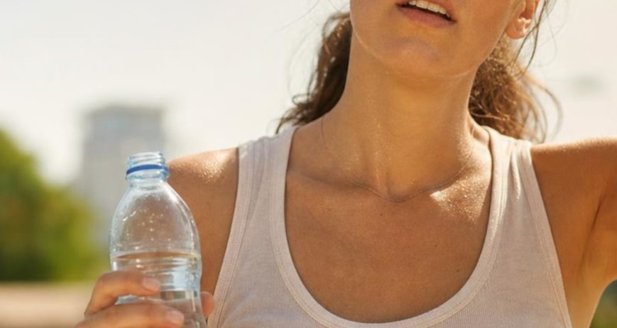 Come riconoscere e prevenire colpo di calore e disidratazione. Consigli utili e prodotti disponibili in farmacia.